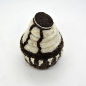 Cupcake de Oreo de Fieltro de Lana Hecho a Mano para Decoración del Hogar - Artesanía de Fieltro de Lana 100% Natural de Nepal - Product Image 3
