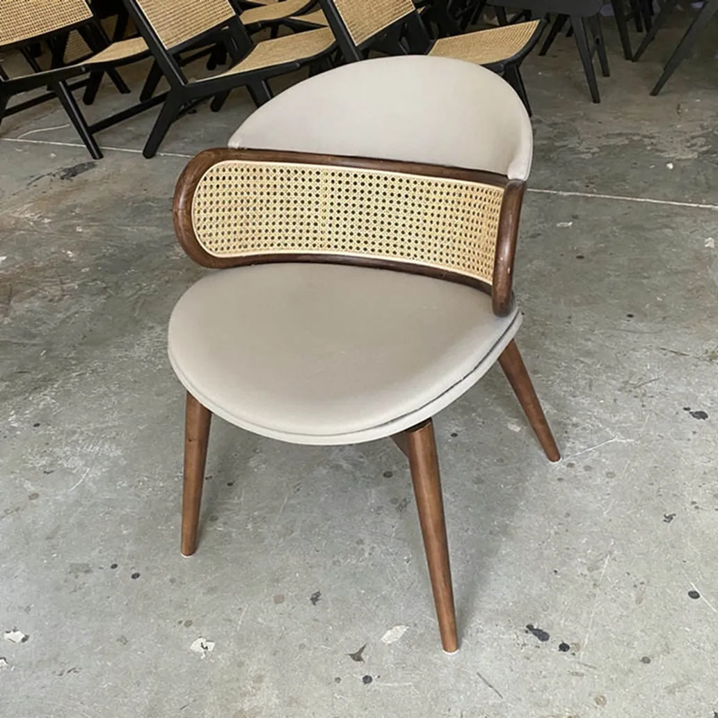 Neues Design Wohn möbel Rattan Stuhl Gepolsterter Massivholz Rattan Esszimmer Armlehne Stuhl zum Verkauf