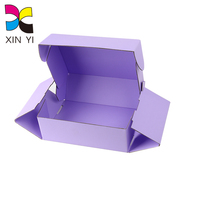 Boîtes postales en carton ondulé violet écologique Emballage en papier personnalisé en gros pour chaussettes Type de dossier en relief et laminé mat