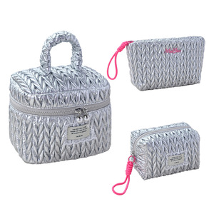 Sac cosmétique personnalisé en nylon à volants et rayures, grande capacité, pochette à maquillage portable de qualité supérieure, sac de rangement multifonctionnel pour les voyages - Product Image 1