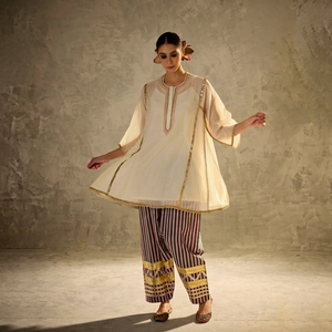 Conjunto de Kurta y Pantalón para Mujer, Premium, Holgado, Tejido Sólido, Mal Chanderi, Transpirable, para Todas las Temporadas, con Encaje Gotta Patti |   Completamente Cosido en India - Product Image 1