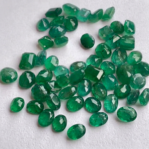 พลอยมรกตธรรมชาติจากแซมเบียคุณภาพพรีเมียมแบบเม็ดเดี่ยว |   พลอยสีเขียวมรกตทรงเหลี่ยม ยี่ห้อ BALAJI GEMS JEWELLERY สำหรับทำเครื่องประดับ - Product Image 1