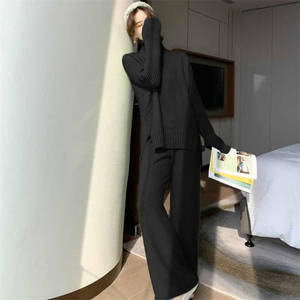 Set Due Pezzi da <span class=keywords><strong>Donna</strong></span> con Maglione a Collo Alto e Pantaloni a Gamba Larga con Spacco, Completo in Maglia Personalizzabile - Product Image 3