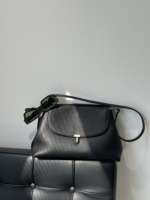 Bolso de hombro de cuero de grano de ciervo con solapa y cierre en T, estilo minimalista y holgado, venta al por mayor, para exhibición y abastecimiento a granel