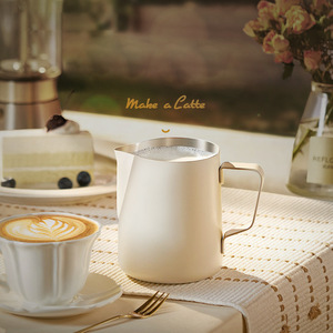Jarra de acero inoxidable 304 engrosada con boquilla puntiaguda y angulada para arte latte, uso en cafeterías y prensas francesas - Product Image 3
