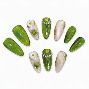 Faux ongles verts faits à la main, forme amande, couvrance totale, avec colle, motif floral et gemmes pour les doigts - Product Image 3
