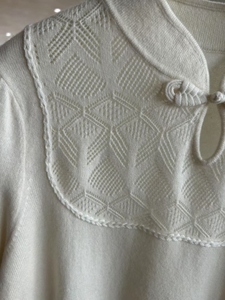 Suéter de punto de lana de Cachemira blanca exquisita para mujer, transpirable con botones chinos tradicionales, suavidad lujosa frontal - Product Image 4