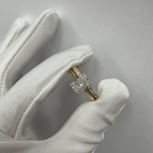 Anello Nuziale Classico Personalizzato <span class=keywords><strong>con</strong></span> Diamante Coltivato <span class=keywords><strong>in</strong></span> Laboratorio Taglio Radiant Certificato IGI 14k/18k <span class=keywords><strong>Oro</strong></span> D/E/F/VVS VS VVS e <span class=keywords><strong>Pietre</strong></span> Laterali Incastonate - Product Image 4