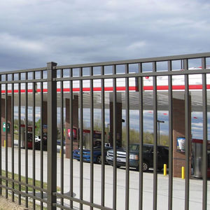 Panneaux de clôture en acier zingué et aluminium avec revêtement en poudre pour les écoles et les sites industriels - Product Image 1