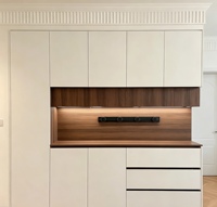 Buffet sur mesure avec niche réfrigérateur intégrée, meuble moderne bicolore bois et crème avec éclairage LED et rail électrique