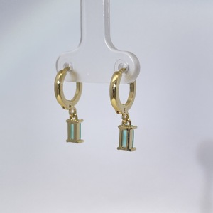 Boucles d'oreilles pendantes géométriques classiques pour femmes Tianyu Gems en laiton plaqué or avec zircon vert taille émeraude - Product Image 2