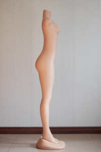 عارضة أزياء نسائية ممتلئة الجسم بمقاس كبير وصدر صغير وخصر بارز لملابس السباحة والبيكيني والملابس الشاطئية - Product Image 3