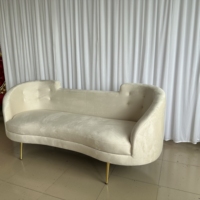 Sofá de Tres Plazas Curvo de Terciopelo Beige de Lujo con Patas Metálicas Delgadas Doradas para Vestíbulo de Hotel, Recepción de Bodas, Sala de Estar