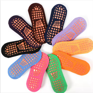 Chaussettes antidérapantes personnalisées avec logo pour trampoline, vente en gros, pour adultes et enfants, chaussettes à grip personnalisées pour parc de trampolines et sports - Product Image 1