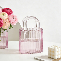 Vase élégant et charmant en verre rose en forme de sac à main avec des rainures verticales, vase à fleurs pour la décoration moderne de la maison, du salon et de la table