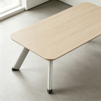 La table basse au design épuré convient aux réunions d'affaires.