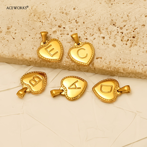 Colgante con inicial de corazón estilo Milgrain |   Colgante de Letra del Alfabeto de Doble Cara, Chapado en Oro PVD de 18K, en Acero Inoxidable |   Resistente al agua y duradero - Product Image 2
