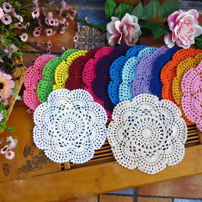 Handmade Crochet clássico Doily algodão redondo renda mesa sofá lugar esteiras com design Floral oco para uso Desktop