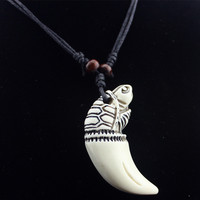 Collier de couple tendance à deux tons avec dents de requin réglables, avec pendentif en résine de dent de loup blanc et poisson - Cadeau
