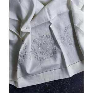 Ensemble de trois chemins de table en lin gris brodés, motif rayé, design élégant, rustique et luxueux pour les dîners, les fêtes, les mariages, tissu en gaze - Product Image 2