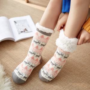 Vente en gros de chaussettes Sherpa chaudes d'hiver pour femmes chaussettes de Noël antidérapantes doublées de fourrure avec caractéristique respirante - Product Image 4