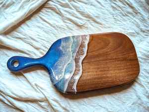 Planche à découper en bois de résine de style artisanal, fabriquée à partir de bois d'acacia et de bois de manguier, offrant une caractéristique unique du bois - Product Image 6