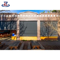 Pergola moderne motorisée électrique à toit incliné, avec extension de fenêtre à persiennes élégantes, étanche et occultante, couleur unie.