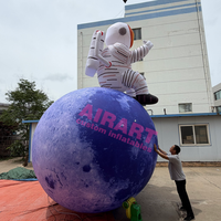 Astronaute Géant Gonflable Assis sur la Lune, Modèle Planétaire, Installation Artistique Thème Spatial pour Affichage en Centre Commercial et Décoration d'Événements