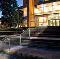 Balustrade professionnelle moderne en acier inoxydable brossé à montage latéral avec câbles, designs personnalisés pour usage intérieur/extérieur