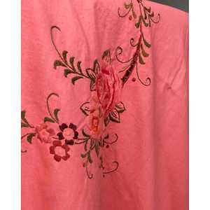 Nappe de mariage écologique Daniele F. Cotton avec broderie rose et serviettes teintées corail à motif carré pour hôtels et restaurants - Product Image 3