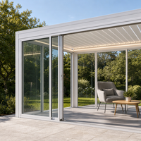 Pergola bioclimatique motorisée MEIXIN ORLANDO en aluminium et verre trempé, à lames orientables, pour extérieur de villa de luxe moderne