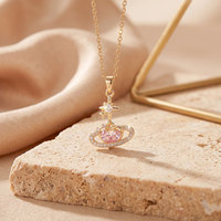 Collier ras du cou style Saturne pour femme, pendentif orbe, breloque étoile et anneau pavé de pierres précieuses en forme de cœur rose, bijoux minimalistes chic et légers de luxe