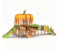 Aire de jeux extérieure en bois sur le thème de la maison citrouille Flyingkids, avec toboggan et panneaux de jeu interactifs pour enfants