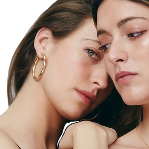 ต่างหูห่วงใหญ่สไตล์มินิมอลสีทองสำหรับผู้หญิง - Product Image 3