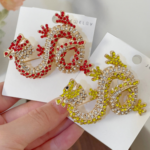 Broche en forma de dragón de diamante de estilo chino, broche de dragón rojo amarillo de cristal de diamantes de imitación grandes para mujer - Product Image 1