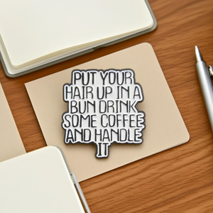 'Coloque o seu cabelo em uma BEBIDA DE AUTOR ALGUNS CAFÉ e PUNHO ITE' English Quote <span class=keywords><strong>Brooch</strong></span> Minimalista Black White Metal Pin - Product Image 5