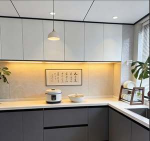 Ensemble de meubles de cuisine mural et de base en bois massif avec panneaux à lattes, rangement à tiroirs et extension de plan de travail pour les petites maisons - Product Image 5