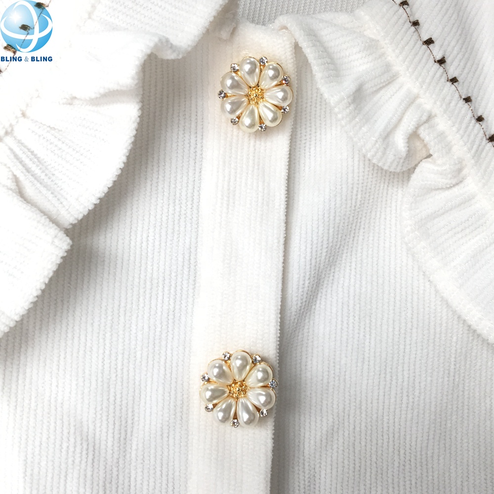 NBEADS 4Pcs 2 Styles Rhinestone Buttons Cover, Sleeve