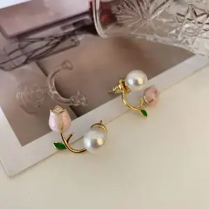 Boucles d'oreilles clous tendance 2025 en forme de tulipe, style frais et polyvalent, vente en gros - Product Image 1