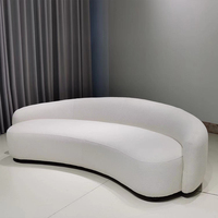 Modernes Wohnzimmer-Sofa in Weißem Bouclé, Luxuriöses Samt-Ecksofa mit Geschwungener Halbmond-Form, Freizeitsofa-Design