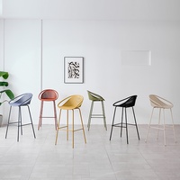 Chaise de bar moderne haut de gamme, forme ergonomique et structure métallique durable pour les intérieurs de luxe
