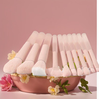 Ensemble de 10 pinceaux de maquillage rose pêche avec des poils doux et vegan pour la poudre, le correcteur, le blush et le highlighter - Qualité professionnelle