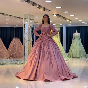 Robe de bal rose à col rond et manches longues, ornée de perles, en taffetas rayonnant, longueur ras du sol, avec traîne chapelle, soutien-gorge intégré, respirante - Product Image 1