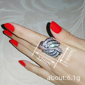 Anello con Design Artistico a Linee, Stile Unico per Donne - Product Image 4