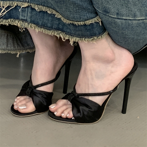 Tacones de aguja de satén personalizados para mujer, negros, antideslizantes, con diseño de punta abierta, cómodos y fáciles de poner para el verano. - Product Image 1