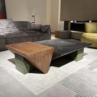 Ensemble de tables basses en bois de style mid-century modern avec design asymétrique, pieds verts et options de forme personnalisées