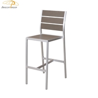 Table haute de jardin extérieure de luxe et tabourets de bar Ensemble table et chaises de bar haute en plastique et bois pour bistrot restaurant