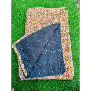 Elegante colcha Kantha de algodón con expresivos estampados hechos a mano y tela natural suave, diseñada para una decoración del hogar que se centra en la comodidad. - Product Image 3