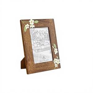 Cadre photo en bois 6 pouces, design floral, fait main, finition mate, pour décoration intérieure, couleur naturelle, cadre photo floral fait main - Product Image 1