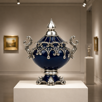Urne en porcelaine bleu cobalt classique européenne avec poignées en argent poli, pièce maîtresse de décoration d'intérieur de luxe artisanale